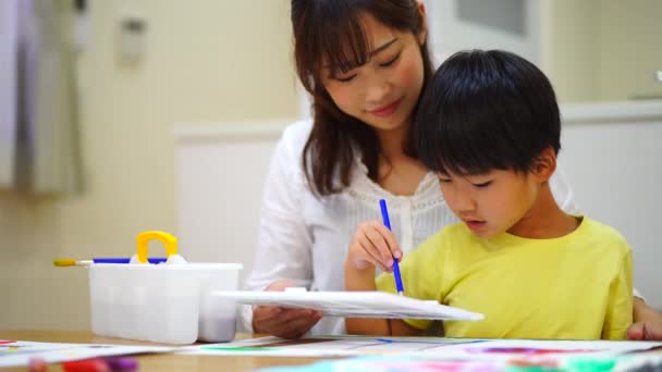 家长及子女绘画 — 图库视频影像