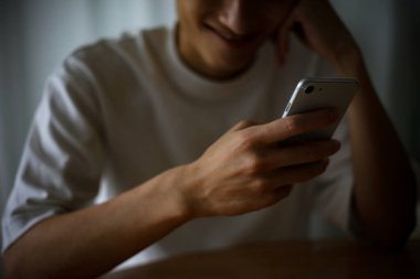 Akıllı telefon dolandırıcılığı görüntüsü kullanan adam