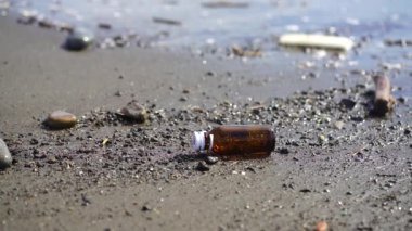 Cam şişe sahile vurmuş.