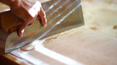 Bir adamın eli soba kesiyor.