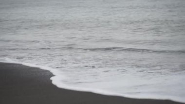 Dalgalar kıyıya vuruyor