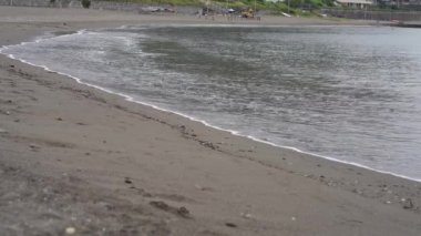 Dalgalar kıyıya vuruyor