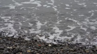 Dalgalar kıyıya vuruyor