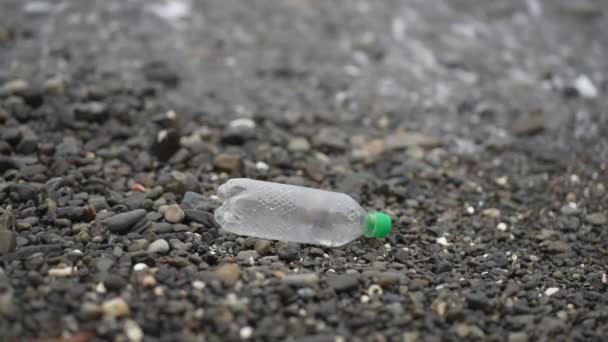 Bottiglie Pet Lavate Sulla Spiaggia — Video Stock
