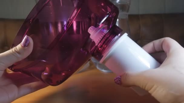 Woman adds up filter jug in the kitchen. Purification and softening of drinking tap water. Closeup. — Stockvideo