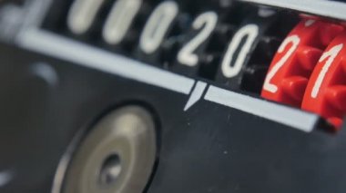 2021 Yeni Yıl Sayaç Sayıları. Dijital geri sayım zamanlayıcısı. Kırmızı renkli numaralar.