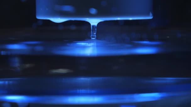 Uzavřete záběry filtrační vody na domácím filtru pomocí zásobní vložky. Ultrafialová filtrace — Stock video
