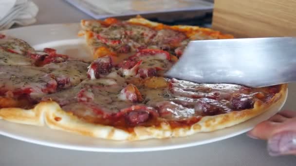 W restauracji przy stole, trzymając kawałek pizzy z rozciągliwym serem. — Wideo stockowe