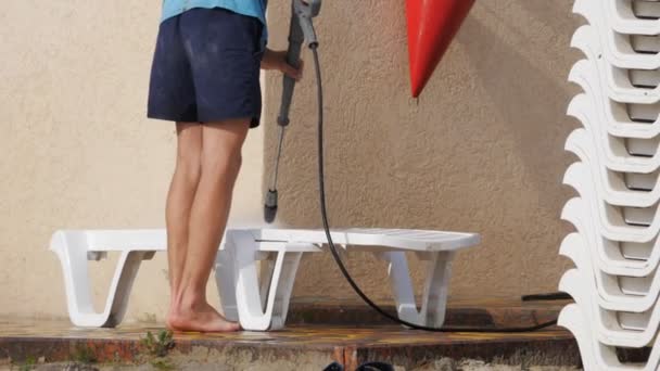 Beach Worker Washes Beach Loungers Deck Chairs Jet Water — Stockvideo