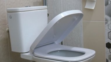 Automatic smooth closing of the toilet lid