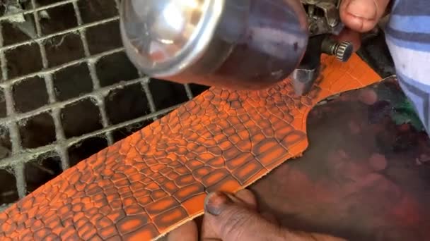 Cuir Artisan Peinture Sur Cuir Imprimé Crocodile Coupe Profonde Avec — Video