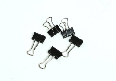 klasör kıskacı beyaz arkaplanda izole edildi