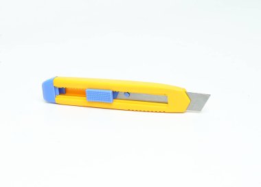 Beyaz arka planda izole edilmiş bıçaklı plastik kesici.