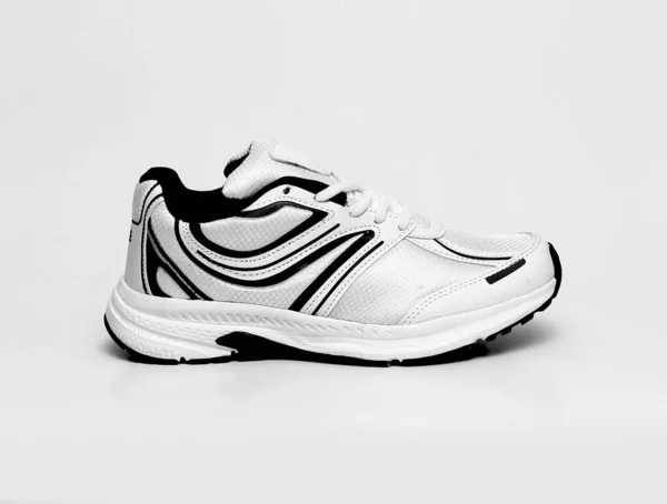 Beyaz Arka Planda Izole Edilmiş Parlak Gümüş Renkli Sıradan Ayakkabılar — Stok fotoğraf