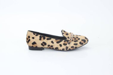 Leopar desenli deri ayakkabılar.