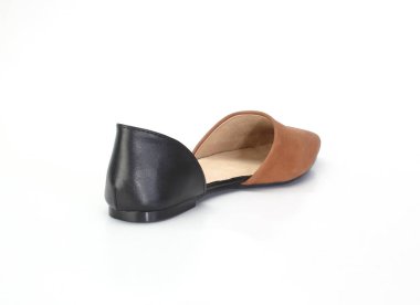 Düz siyah deri sandaletli kadınlar izole edilmiş.