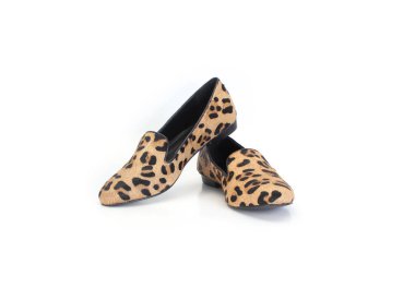 Leopar desenli deri ayakkabılar.