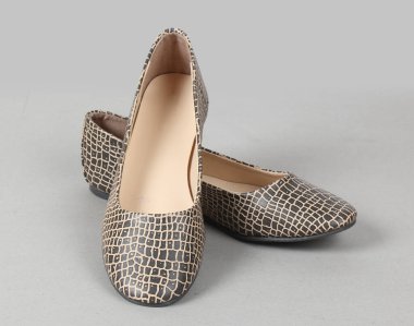 İzole edilmiş, düz topuklu kadın ayakkabısı.