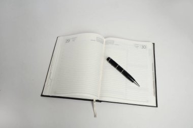 Beyaz arkaplanda izole edilmiş kalemle açık süt ürünleri