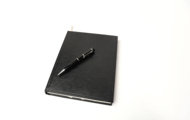 Siyah kalemli siyah süt ürünleri beyaz arka planda izole edilmiş.