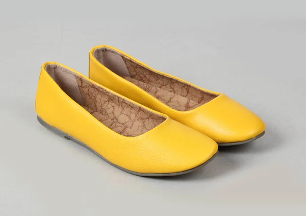 Gelbe Flache Ferse Isolierte Damenschuhe — Stockfoto