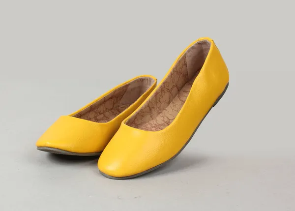 黄平底隔离女鞋 — 图库照片