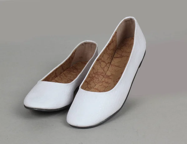 Isolée Cuir Blanc Texturé Dames Ballerine Plate Sur Fond Gris — Photo