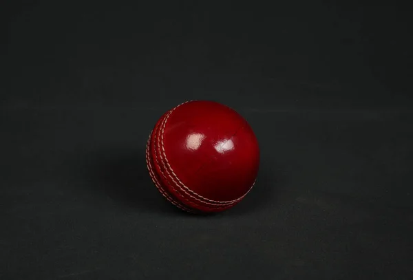 Червоний Шкіряний Крикету Ізольований Чорному Фоні — стокове фото