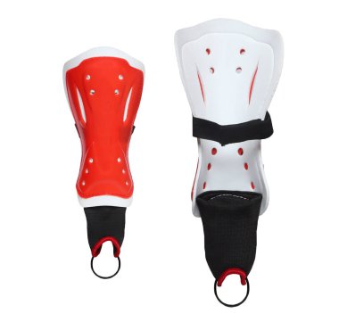 Beyaz arkaplanda kırmızı baldır koruyucuları var.