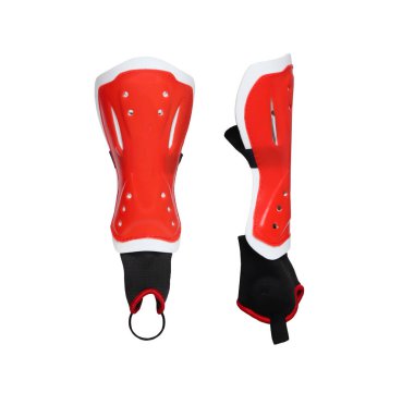 Beyaz arkaplanda kırmızı baldır koruyucuları var.