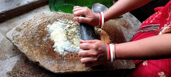 Traditionellt Indiskt Sätt Att Mala Kryddor Gul Senap Med Slipstenen — Stockfoto