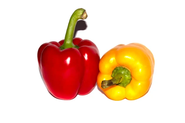 白色背景上的红辣椒和黄辣椒 — 图库照片