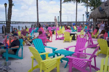 Punta Gorda, Florida - Mayıs 2021: Tiki Bar 'da renkli sandalyeler