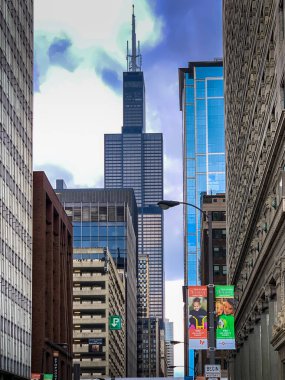 Chicago, Illinois - Ağustos 2019: Uzaktaki Willis Kulesi manzarası