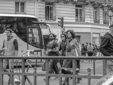 Paris, Fransa - Eylül 2015: Paris 'te diğer insanların arasında yürüyen bir çift