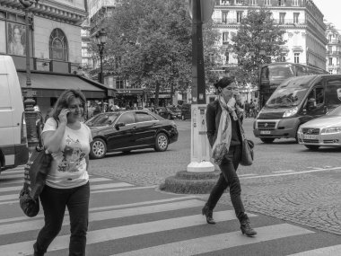 Paris, Fransa - Eylül 2015: Meşgul caddeden geçen iki kadın