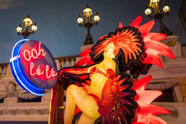 Las Vegas, Nevada - Haziran 2021 Şov Kızının bir işareti