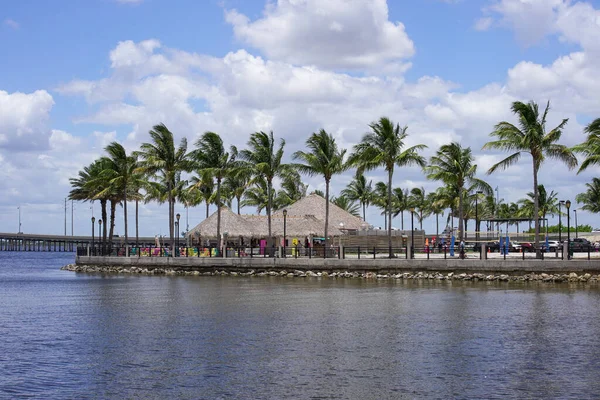 Punta Gorda, Florida - Haziran 2020: Palmiye ağaçlı Tiki Bar