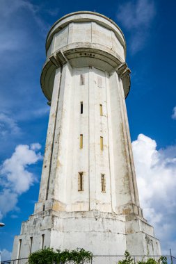 Nassau 'daki büyük beton su kulesi yapısı.