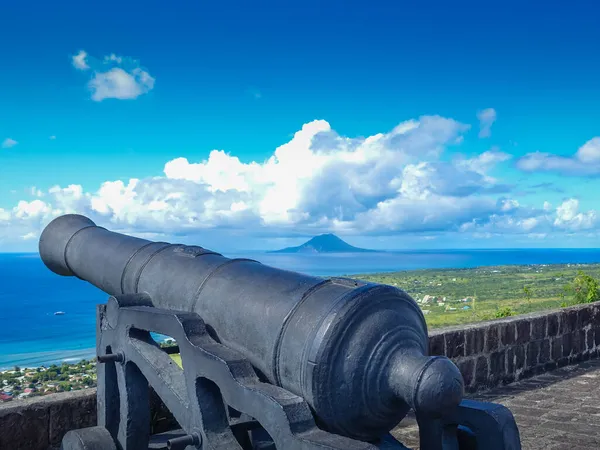 St. Kitts 'teki kalenin tepesinden önü ve adası uzak olan kanonlu manzaraya bak.