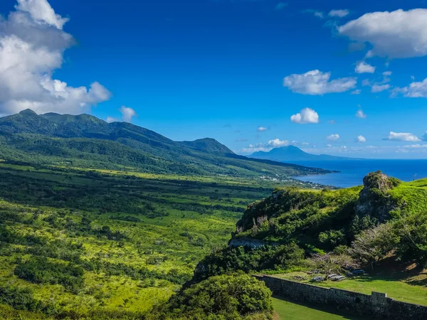 yemyeşil St. Kitts adası güneye, Nevis adasına bakıyor.