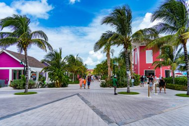 Bahamalar 'daki Ocean Cay özel adasının ana caddesindeki renkli binalar.