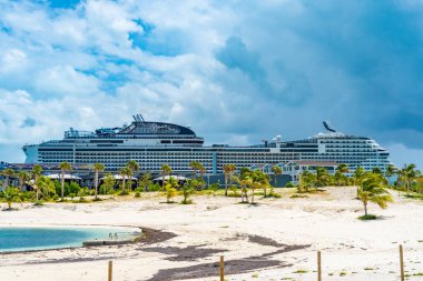 Ocean Cay 'e yanaşan MSC Meraviglia yolcu gemisinin yan görüntüsü.
