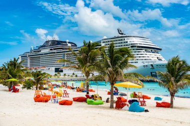 MSC Ocean Cay özel adasındaki yolcu gemisinin sahil manzarası.