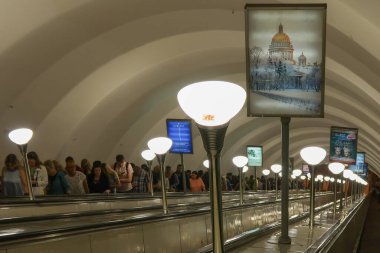 St. Petersburg Rusya 'daki Sportivnaya Metro İstasyonunda yürüyen merdiven
