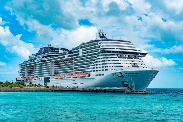 MSC Meraviglia yolcu gemisi Bahamalar 'daki Ocean Cay' e yanaştı.
