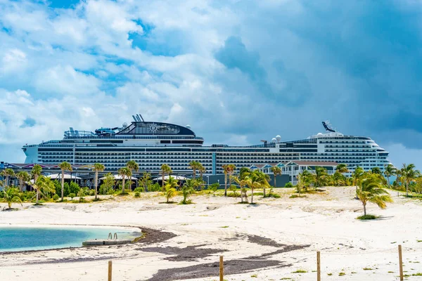 Ocean Cay 'e yanaşan MSC Meraviglia yolcu gemisinin yan görüntüsü.