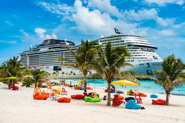 MSC Ocean Cay özel adasındaki yolcu gemisinin sahil manzarası.