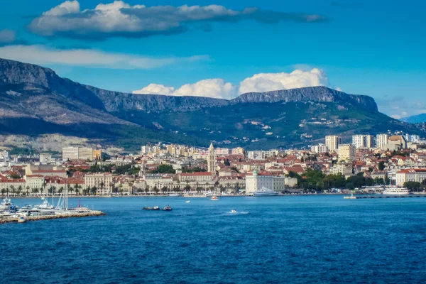 Hırvatistan 'ın Split kentine bir yolcu gemisinden manzara