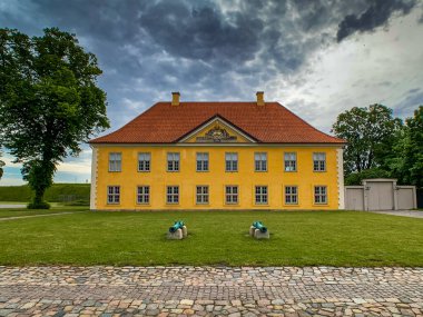 Danimarka 'nın Kopenhag kentindeki Kale' de sarı bir bina.